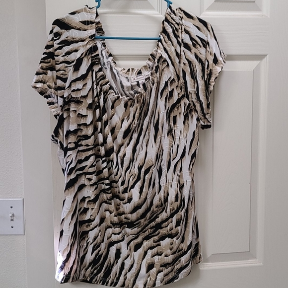 JM Collection Tops - Beautiful animal print blouse